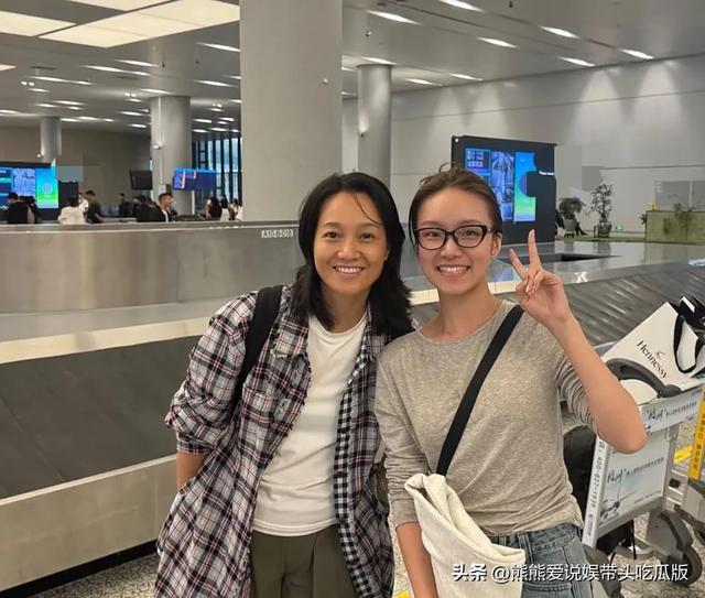 44岁朱丹携女儿现身机场，气质穿搭引热议