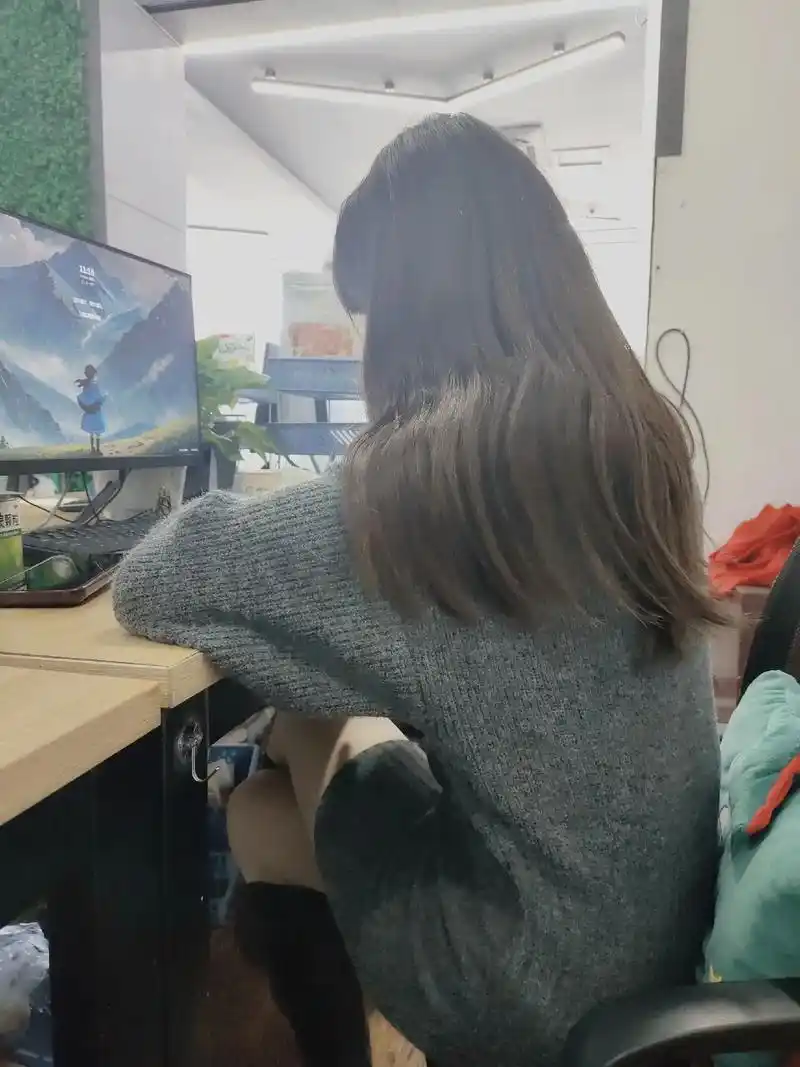 女同事邀我假扮男友回家，深夜竟要求假戏真做