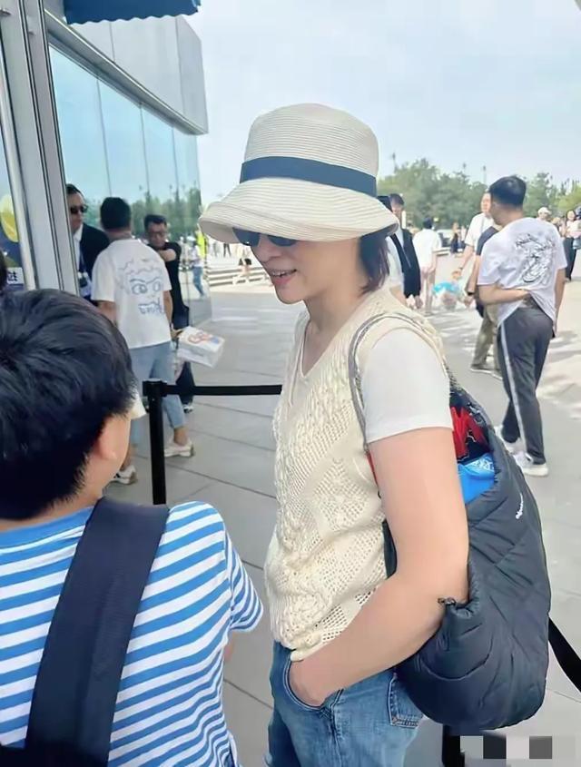 董卿携11岁儿子北京现身，时尚穿搭引关注，母子同框温馨有爱