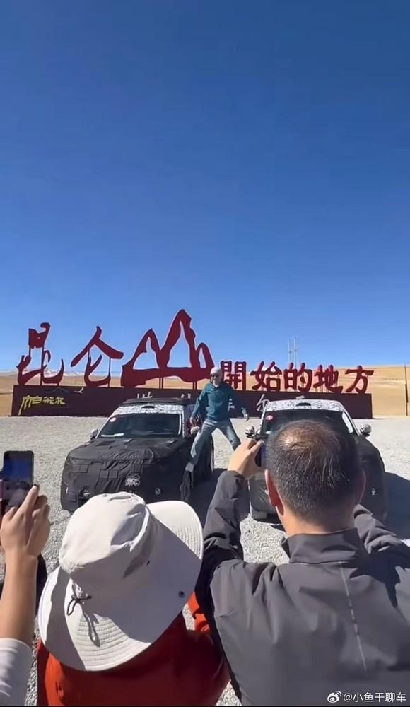 雷军现身小米增程车测试现场 站姿引尚格云顿式联想