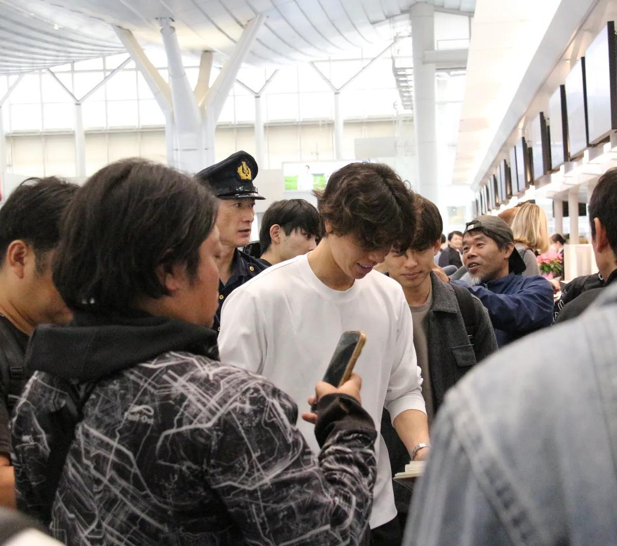 日媒报道：日本击败巴西后，旅欧国脚次日清晨启程返欧