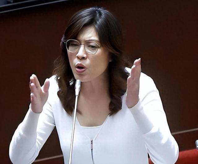 终场发表会结束，郑丽文收获满堂喝彩，或大势已成，黄国昌发声！