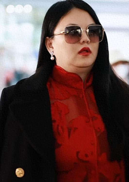 李湘王岳伦同框回国，4万手提包引热议，身材变化引关注