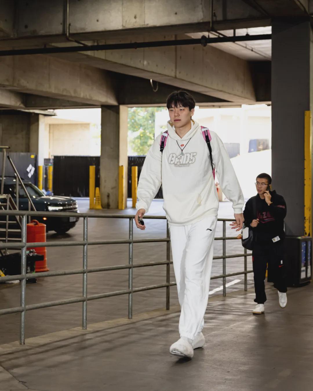 NBA季前赛：杨瀚森18分大逆转创篮板新高，迷踪步戏耍勇士