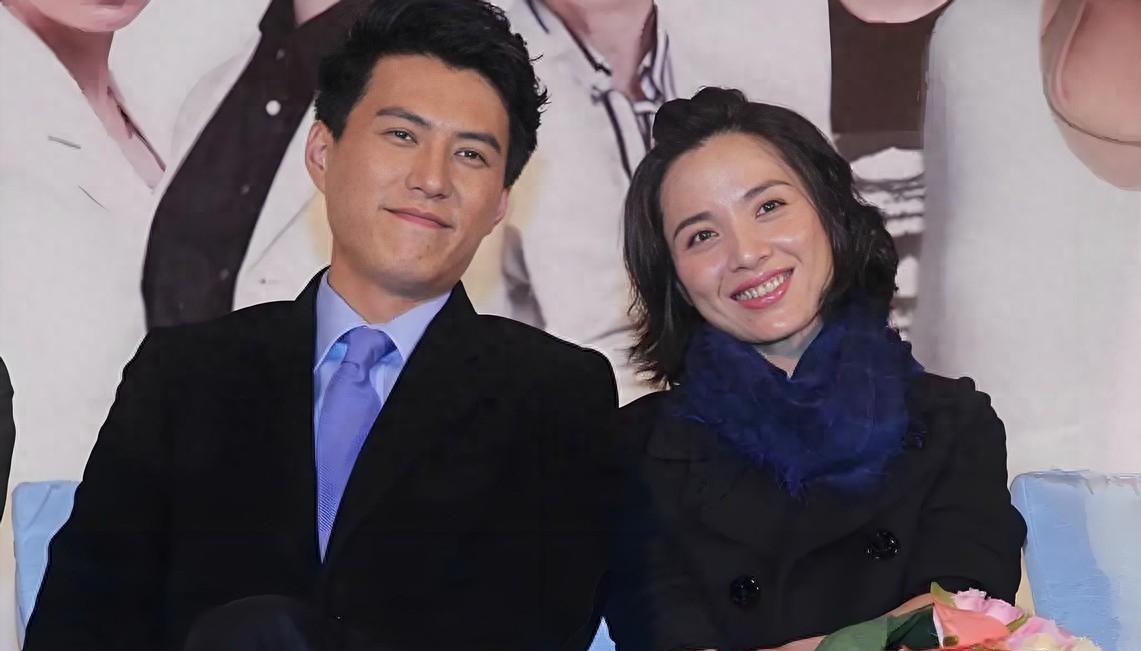 她26岁成双料影后，二婚嫁靳东高龄生下两子，今48岁美得自信从容