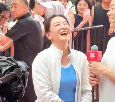 43岁贾玲襄阳现身：眼神犀利笑容甜，大腿粗壮引热议