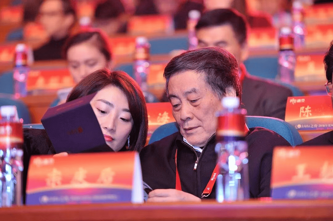 宗馥莉下课引争议：改革成败与家族企业转型之思