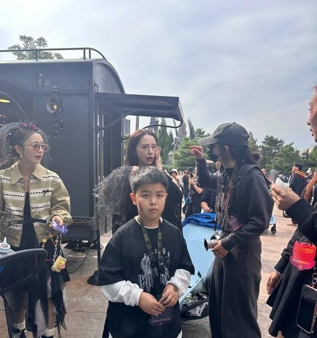 北京环球影城偶遇佟丽娅董璇，明星妈妈穿搭引热议