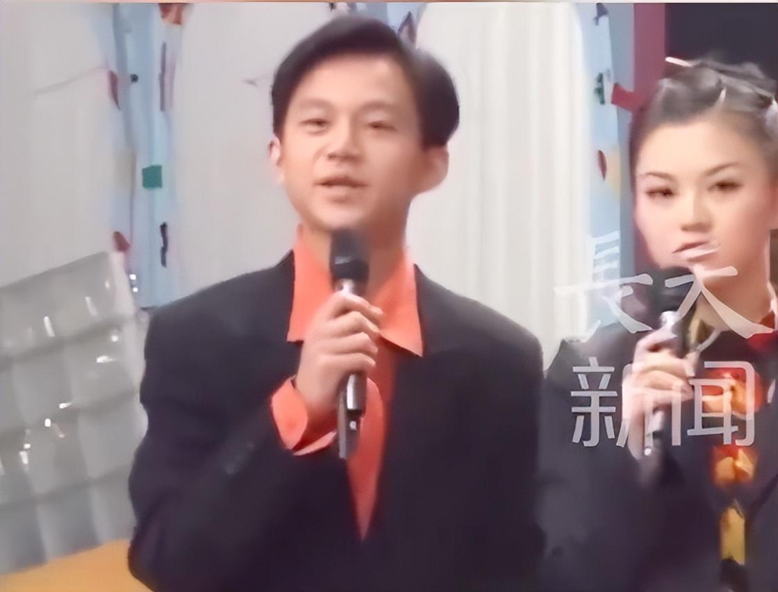51岁何炅自曝衰老困扰：精力下降，又近视又老花引热议