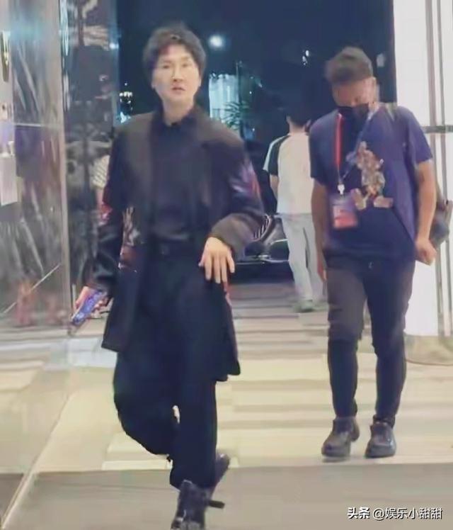 56岁孙楠街头现身，瘦身成功颜值逆袭引热议