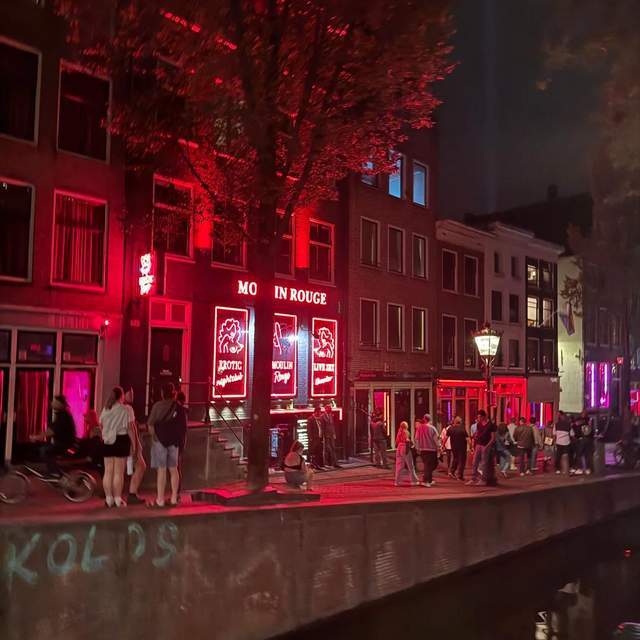 探秘荷兰红灯区：真实体验远超想象，合法背后的故事揭秘