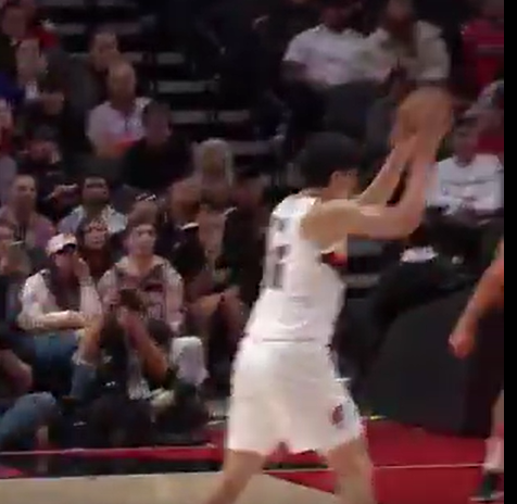 开拓者官媒趣谈：杨瀚森假动作竟骗过摄像机镜头