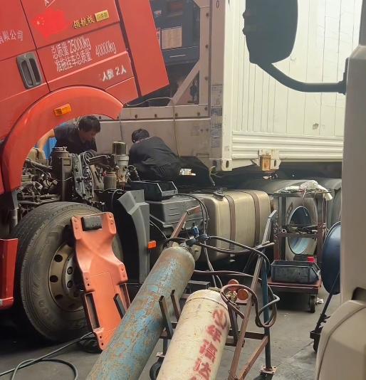 货车司机花7000块修车后续：总部已介入，老板登门道歉，网友炸锅