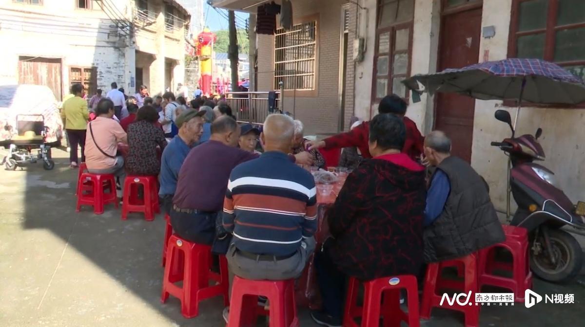 佛山婚礼风俗引热议：红包折角不收钱，网友呼吁全国推广