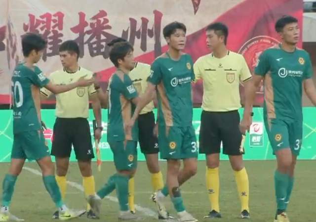 镜头曝光！中国足坛再现罕见1幕：裁判退场时被观众狂砸水杯！