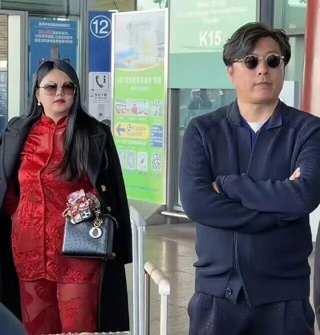 李湘机场现身引热议：身材发福引健康担忧