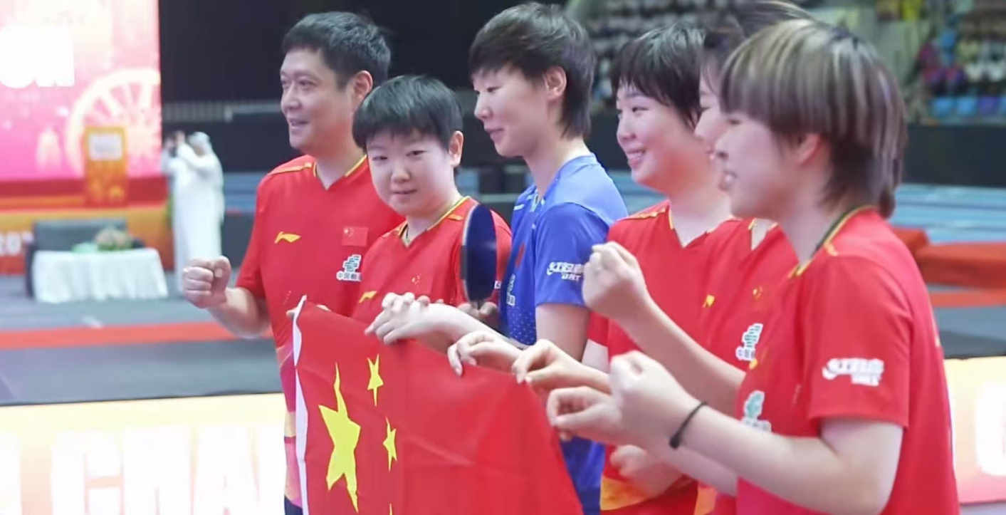 国乒女团3-0横扫日本夺冠，陈幸同合影礼让蒯曼彰显团队精神