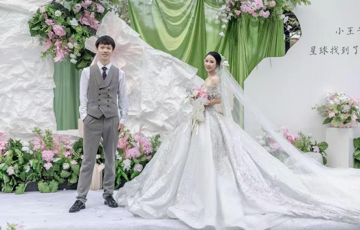 岳阳情侣连续9年在家乡千年古樟树下合影，今年国庆终修正果：希望爱情像古树一样长久