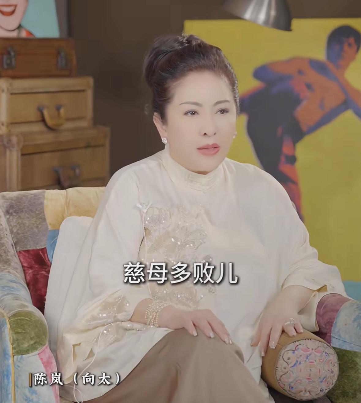 向太小儿子向佑海南现身，理发KTV生活潇洒引关注