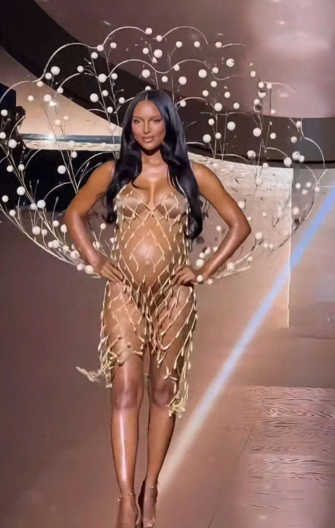 刘雯9次登维密创亚洲纪录！孕9月超模开场引爆全场