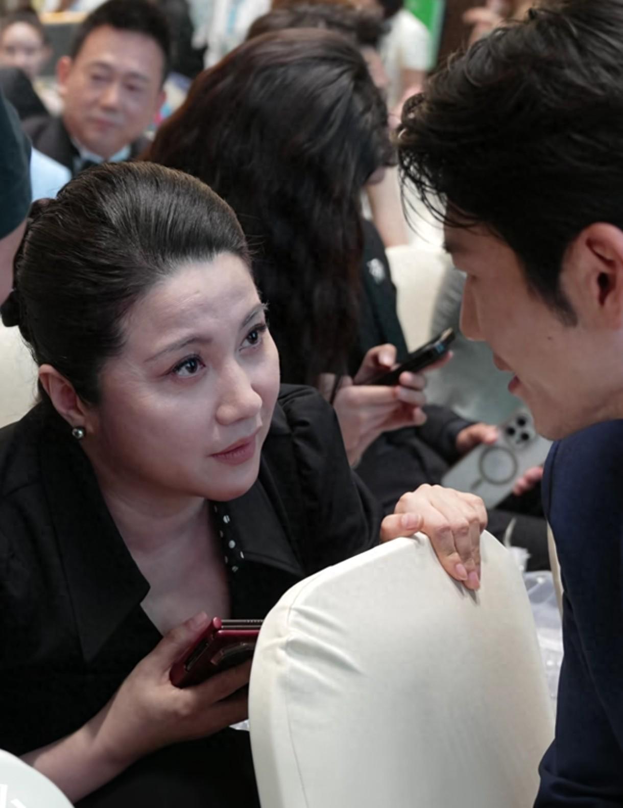 52岁颜丙燕与小20岁男友相恋5年，甜蜜娇羞打破年龄偏见