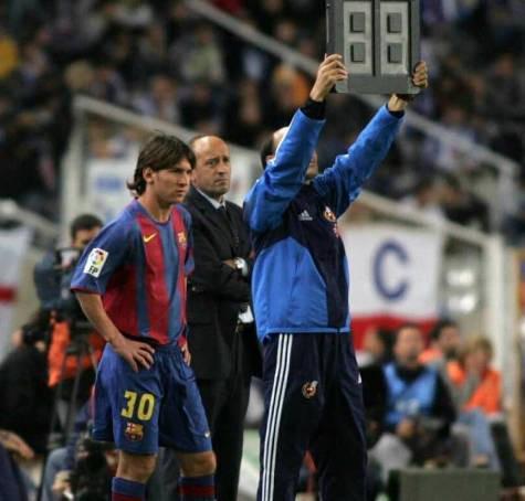 梅西纪念一线队首秀21周年：传奇生涯的起点回顾