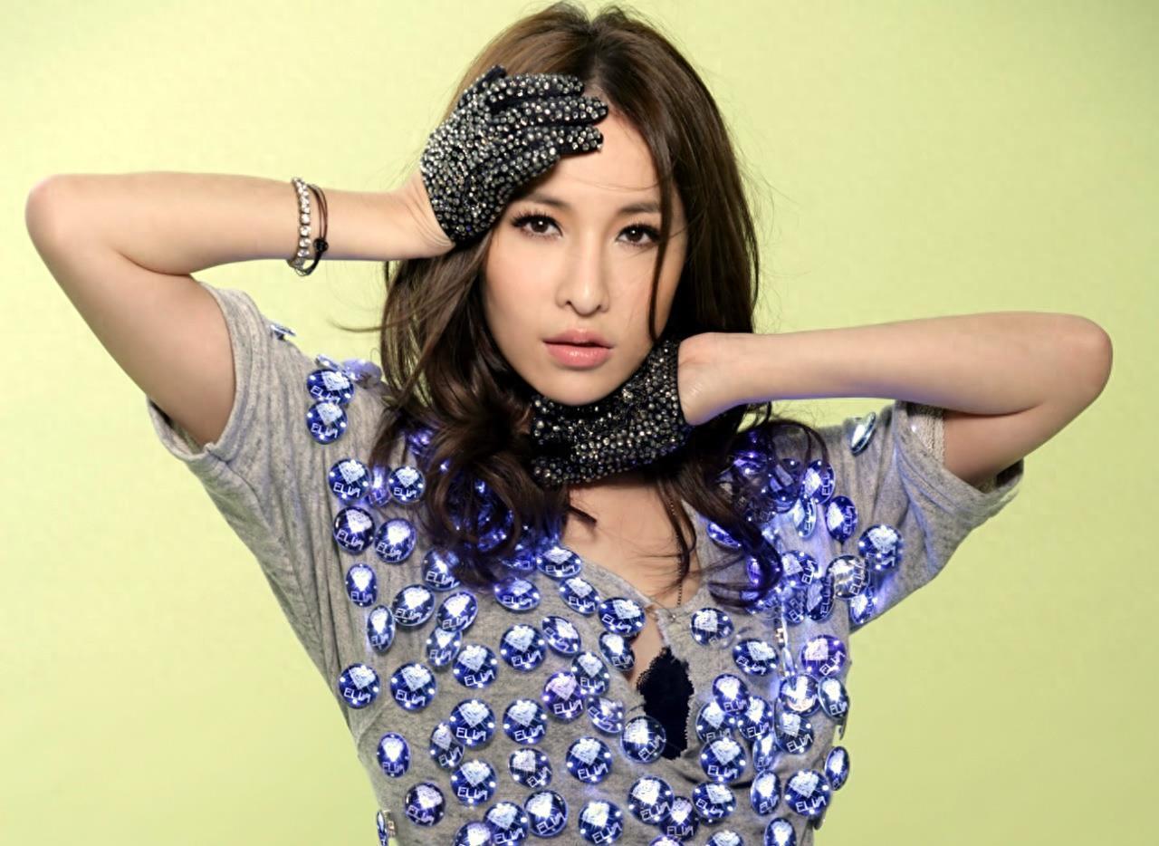 颜丙燕恋情曝光：小20岁男友身高180，耳钉造型超帅气