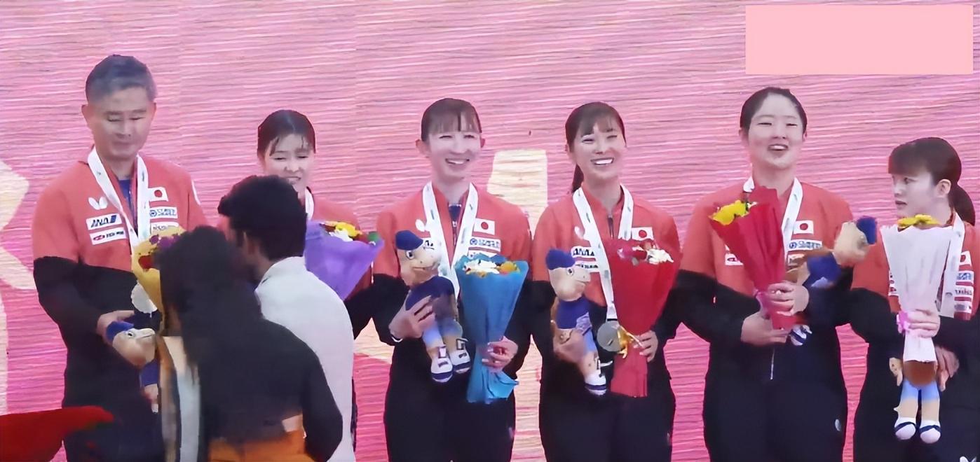 日乒女团亚锦赛摘银引热议：张本美和甜笑引日媒遗憾