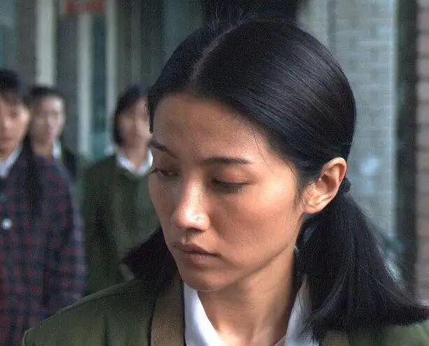 52岁影后颜丙燕公开恋情，小20岁男友相伴5年，出门必牵手