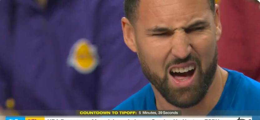 克莱场边喝水惊现异物，表情包瞬间走红网络