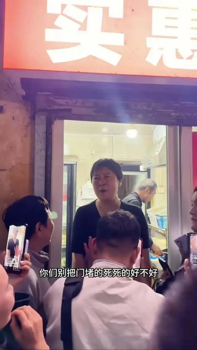 郑州炒八掺爆火背后：流量冲击下的小店困境与温情坚守