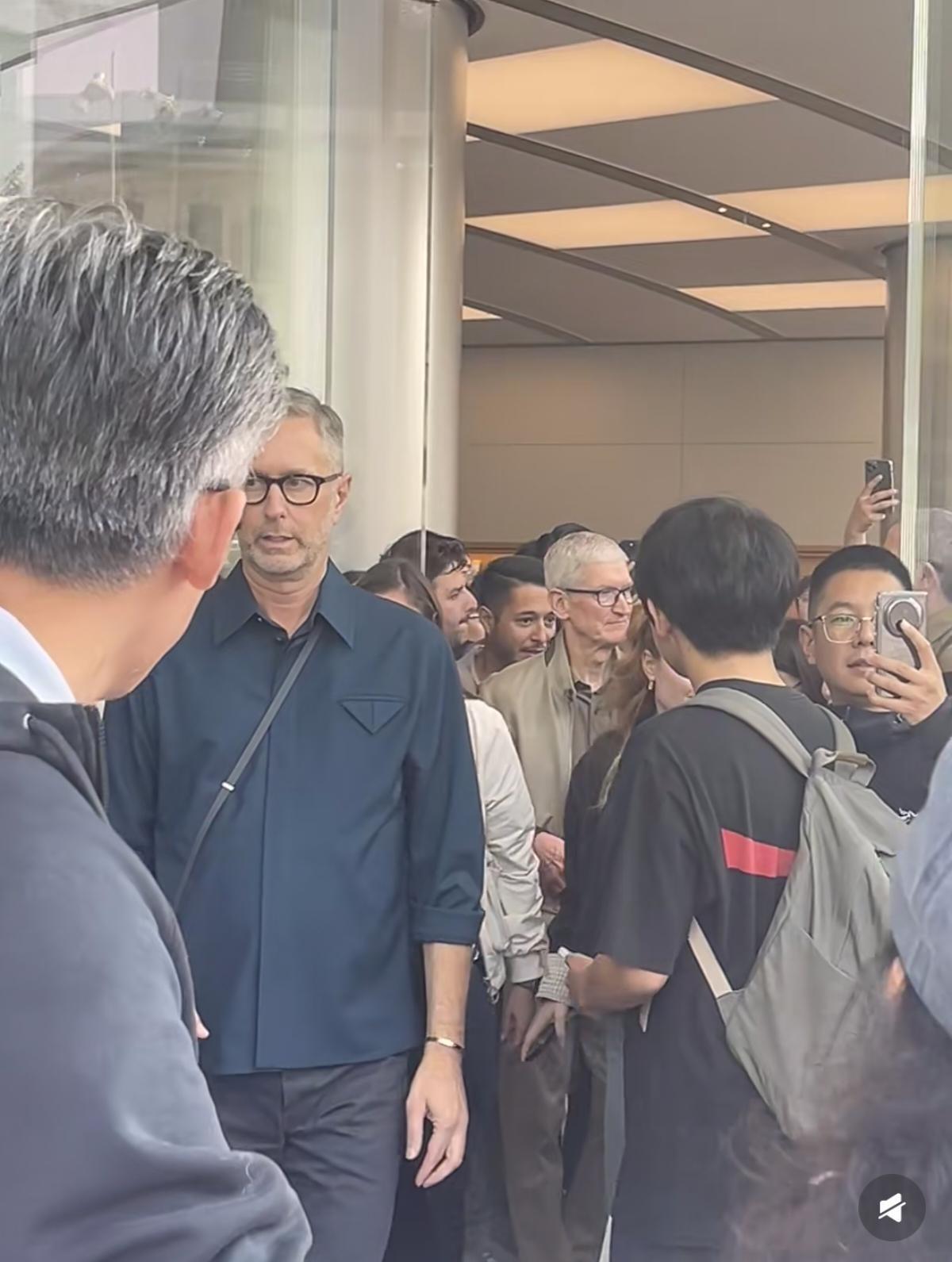 库克北京之行引热议：双手插兜与研发高管交流，风采不减当年