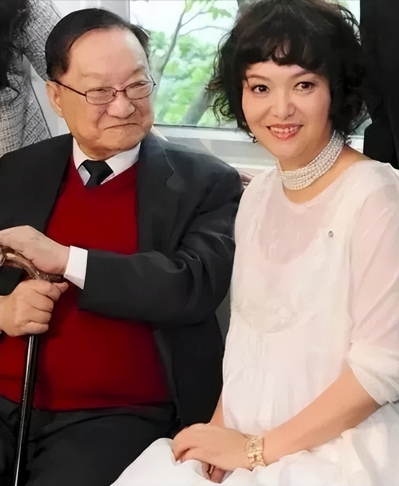 1976年金庸酒吧小费事件：10元钱如何改变一代武侠宗师的人生轨迹