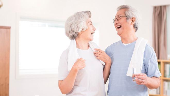 70岁老人再婚五年后离婚：我可以养老伴，但养不起她全家