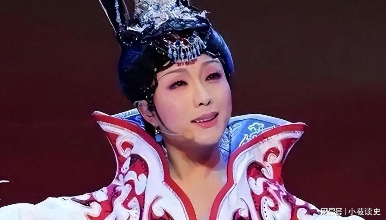 从草根到争议：李玉刚为何跌落神坛，京剧泰斗为何怒斥其‘跳梁小丑’