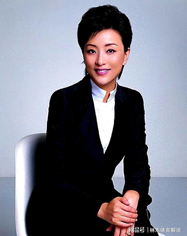 57岁杨澜直播卖课引热议：百亿身家背后的女性价值探索
