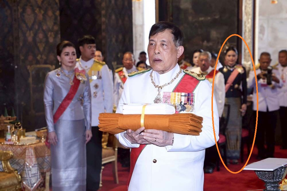 33岁欧拉弄陪泰王出席活动，穿华服戴勋章，苏提达笑容隐去