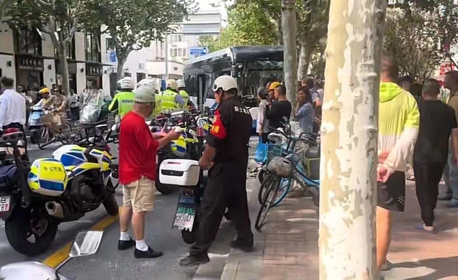 上海男子故意急刹致公交撞树，两名乘客受伤，涉事司机被行拘