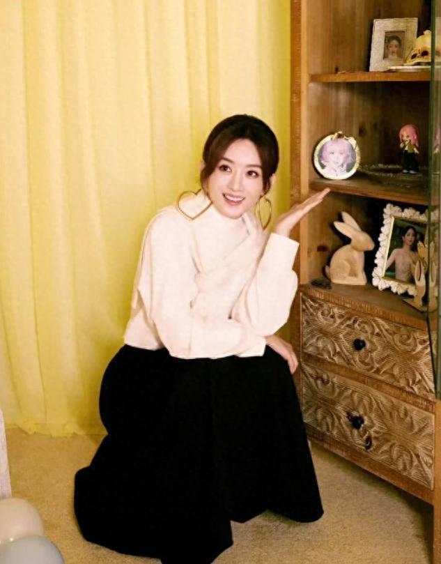 赵丽颖38岁生日生活照曝光！手捧兔子蛋糕眼神纯净引热议