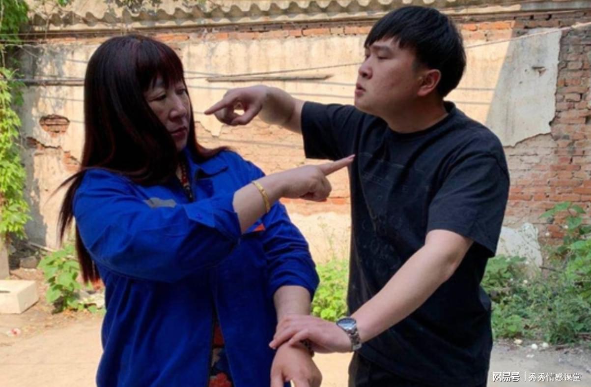 40岁保姆倒垃圾总慌张，揭开黑包后发现惊人秘密