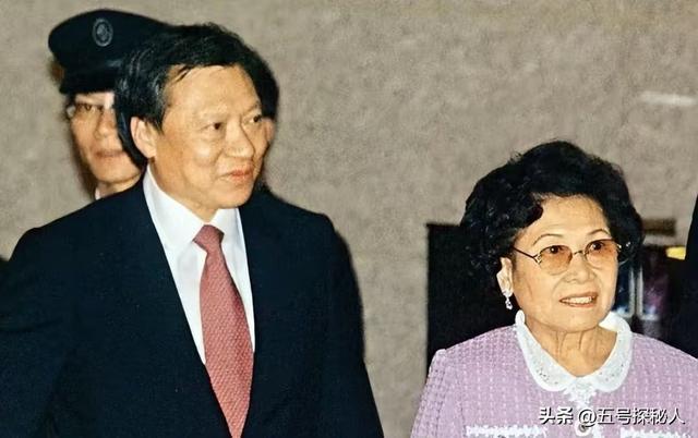 2个女儿惨死，3个儿子反目成仇，光鲜亮丽的背后全是辛酸泪