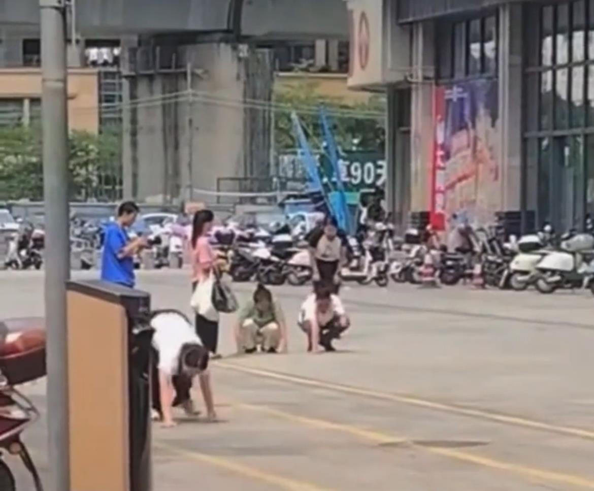 惠州多名男女当街爬行学狗叫 事件调查进行中