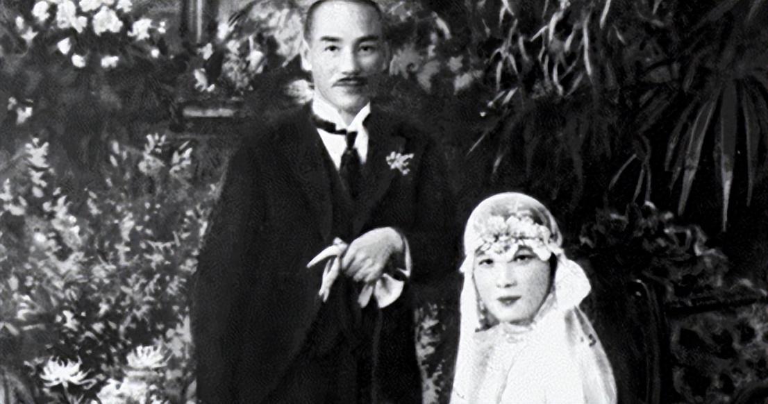 老蒋怒打宋子文耳光，宋子文怒道：给你再多的钱，你也打不过红军
