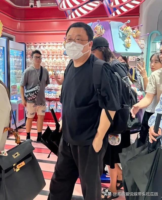 罗永浩上海街头冒雨排队购玩偶，身材发福头顶现新变化