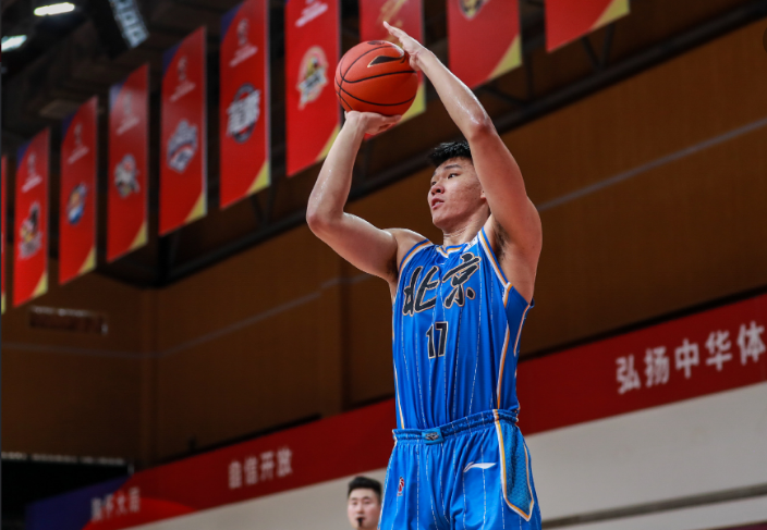 北京男篮32分大胜山东：半场狂轰56分，张才仁范子铭合砍32分