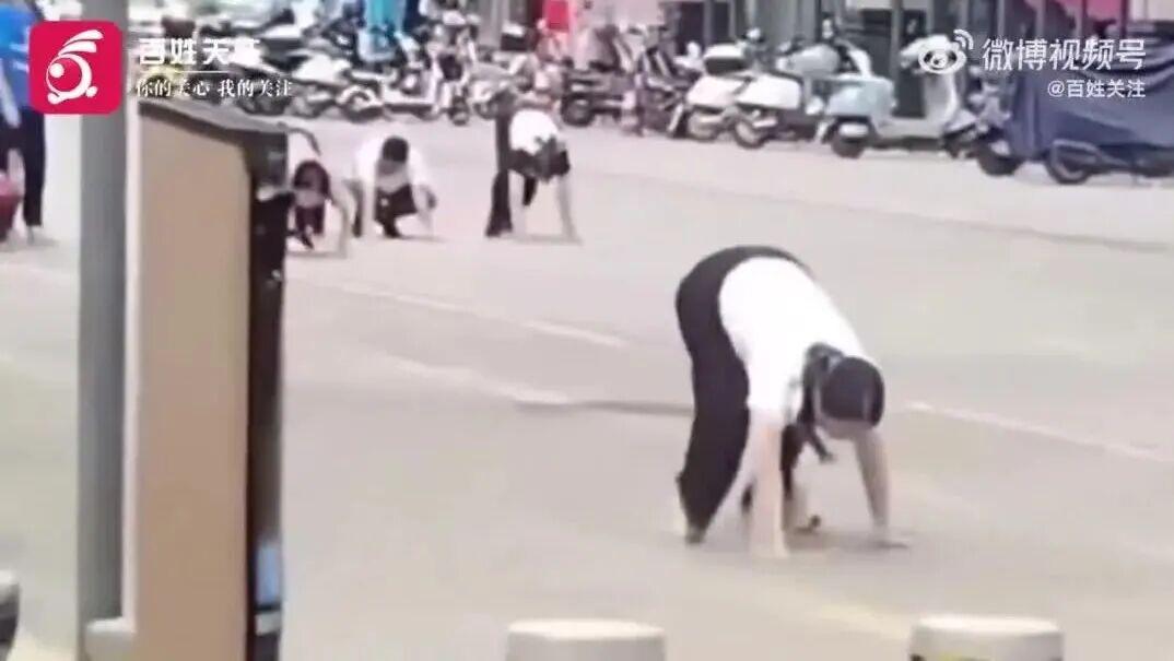 广东惠州街头多人爬行学狗叫 警方回应未报警难介入 社区称系团建活动