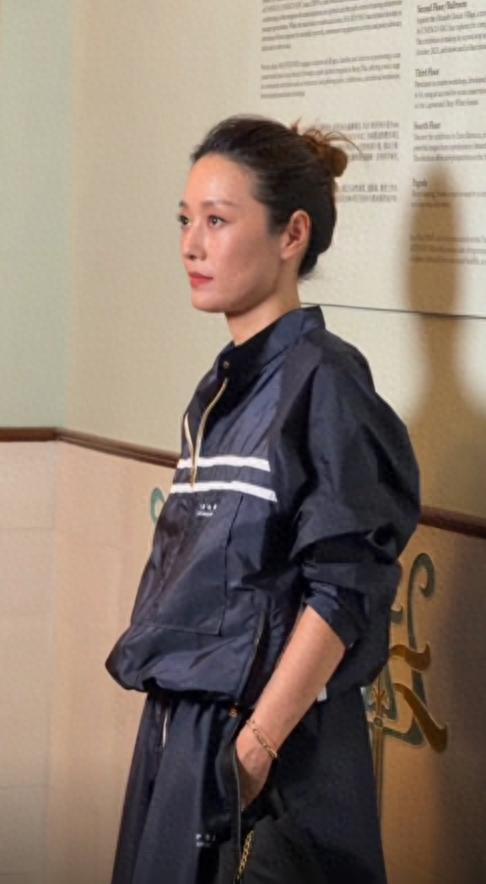 49岁马伊琍焕发新颜，丸子头造型显年轻，与前夫状态对比鲜明