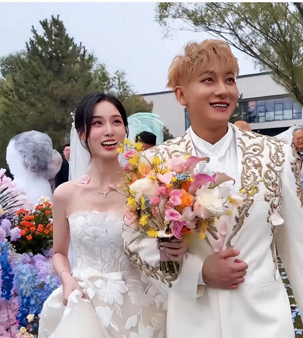 黄子韬大婚出洋相，钻戒重500克拉现场脏乱土，徐艺洋脸色好难看
