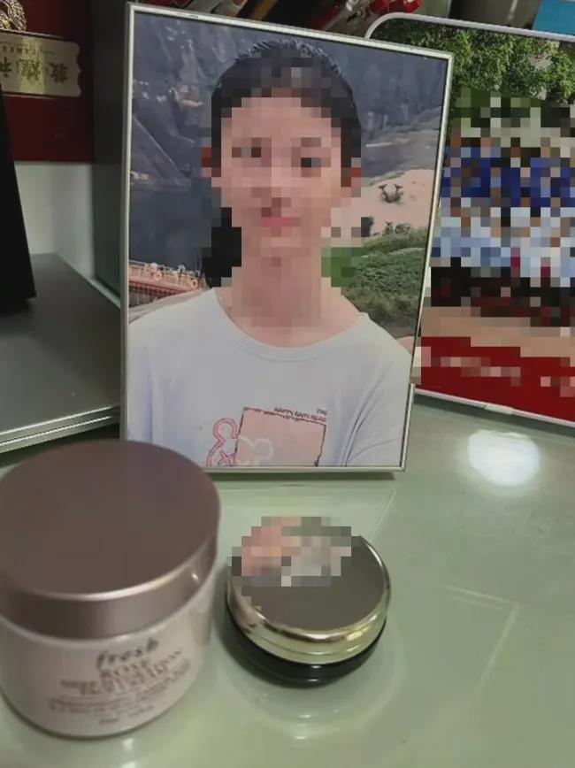 深圳男生刺死同班女生案：庭审下跪求饶，揭露预谋杀人真相