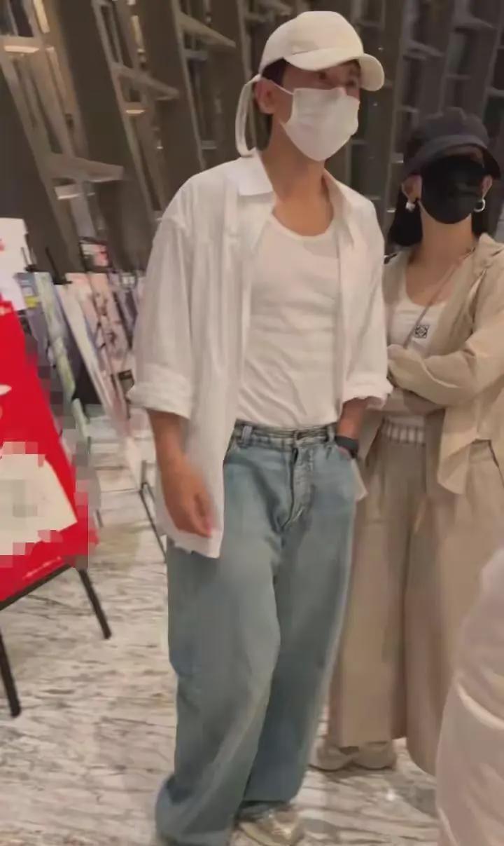 张杰谢娜乌镇戏剧节甜蜜现身，十指紧扣恩爱如初
